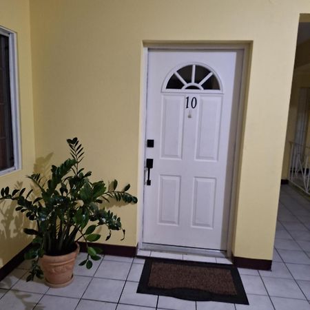 Chateau Central At Sunbury Apts Kingston Exterior foto