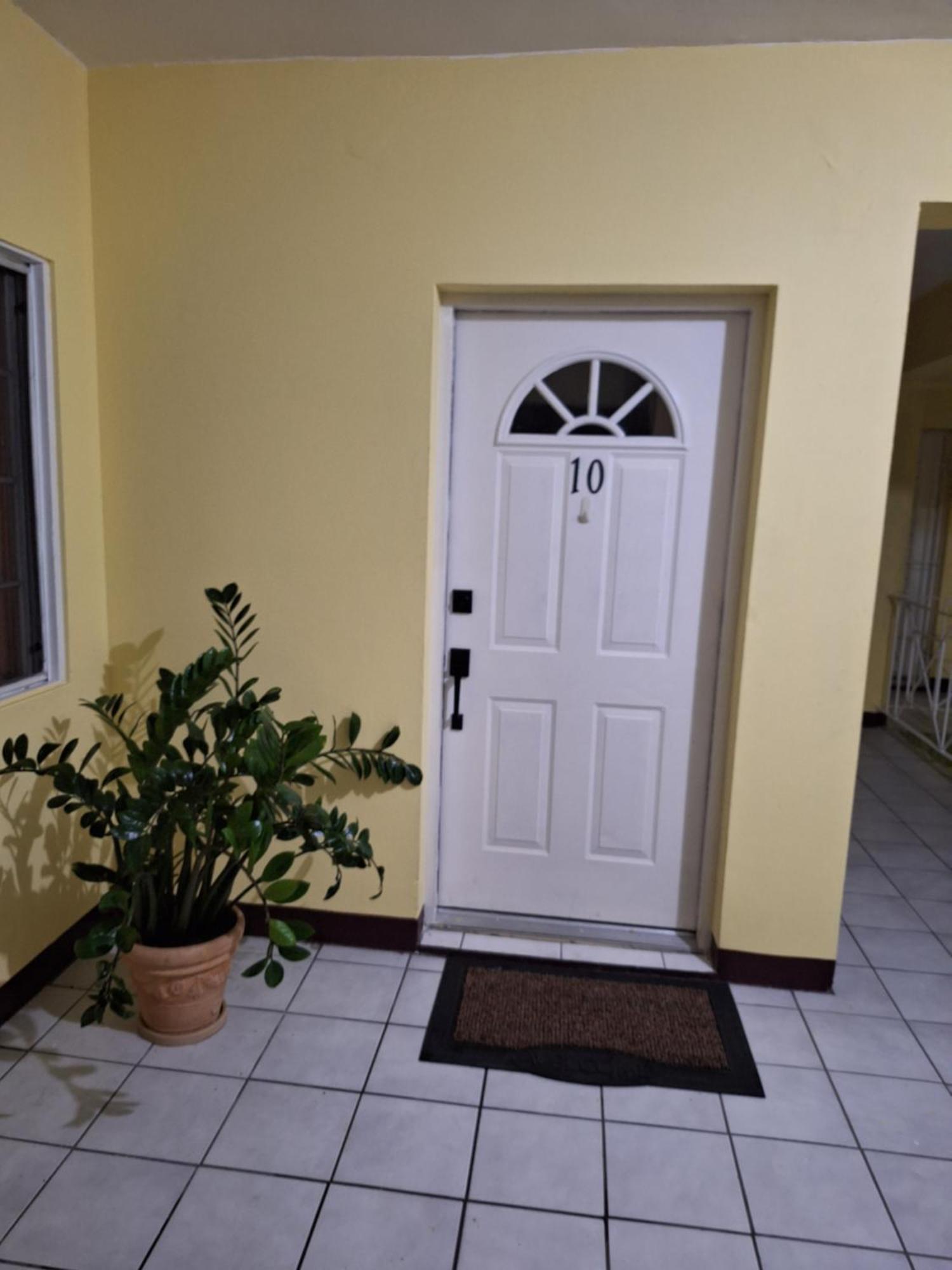 Chateau Central At Sunbury Apts Kingston Exterior foto